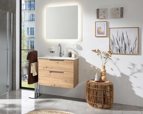 Holzmöbel im hellen Bad