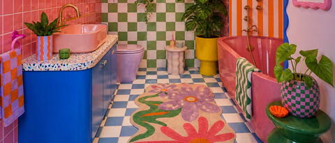 Badezimmer im sehr bunten Dopamine Decor Stil.