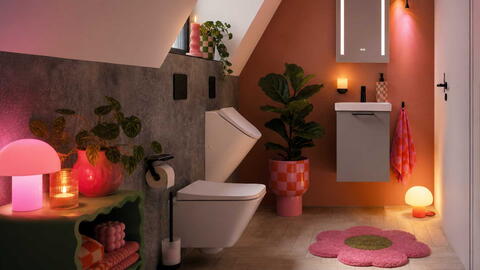 Bad im Dopamine Decor Stil im Dunklen mit verschiedenen Lichtquellen, die warmes Licht abgeben