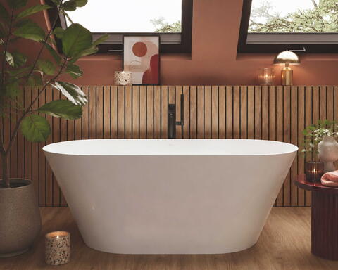 Bad mit großer Badefanne im Fokus, einer modernen Holzverkleidung an der Wand und bunten Dekorationen im Dopamine Decor Stil.