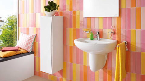 Fliesen in Pink-, Gelb- und Orangetönen in einem kleinen Badezimmer