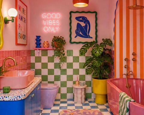 Buntes Badezimmer mit grün-weiß und blau-weiß-karierten Fliesen