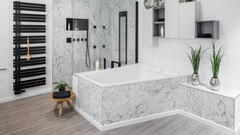 Badewanne mit Mamor-Fliesen