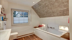 Badezimmer mit Dachschräge