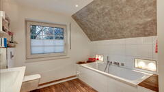 Badezimmer mit Dachschräge