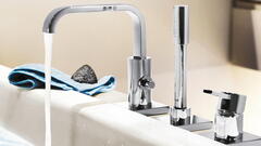 Badewasser wird in Badewanne eingelassen