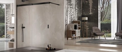 Luxuriöses Hotelbad mit bodengleicher Dusche Luxuriöses Hotelbad mit bodengleicher Dusche