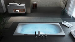 Badewanne gefüllt mit kaltem Wasser