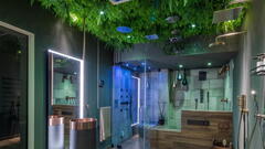 Grünes Badezimmer mit bewachsener Decke