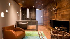 Gemütliches Badezimmer mit vielen Holzelementen