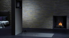 Bett angrenzend an die Dusche