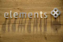Elements_Logo auf Holz.jpg