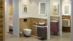 3 Kojen mit kleinen Beispielbädern in einer ELEMENTS-Ausstellung