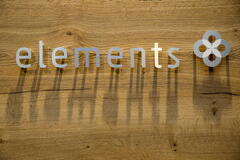 Elements_Logo auf Holz.jpg